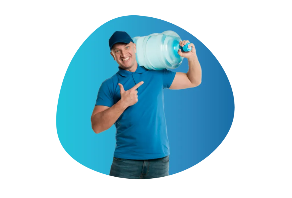 Repartidor de agua cargando un bidón o garrafón al hombro