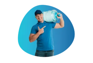 Repartidor de agua cargando un bidón o garrafón al hombro